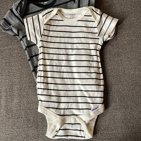 Bundle of Neutral Gerber Onesies Size 6-9 Months - Picture 3 of 6